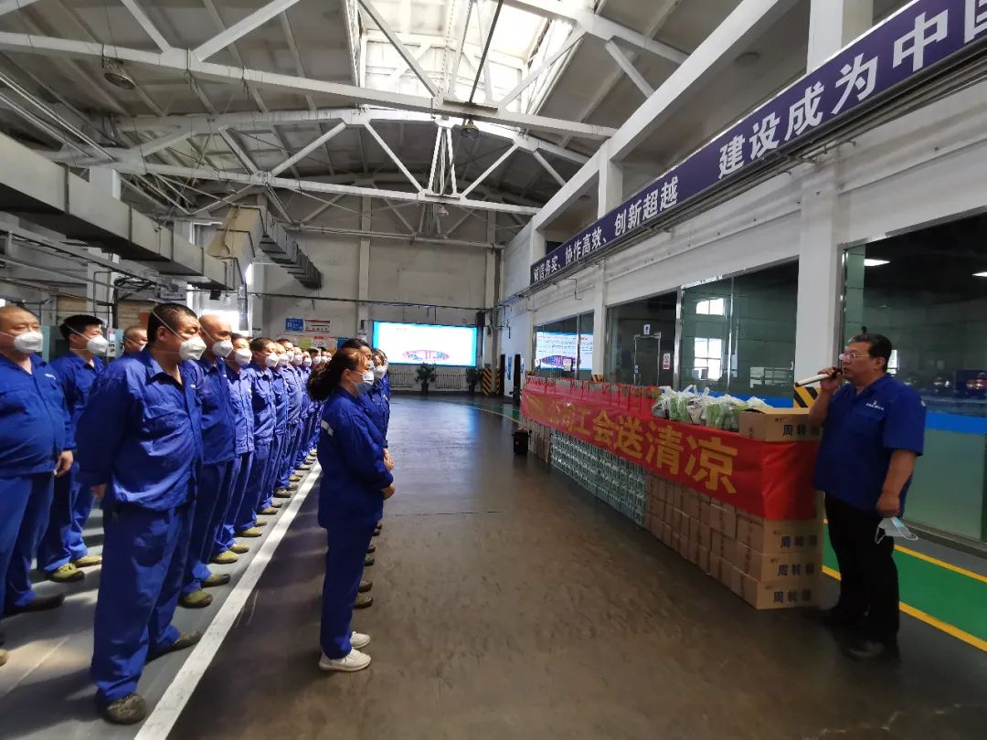 中船风帆领导为一线员工送清凉